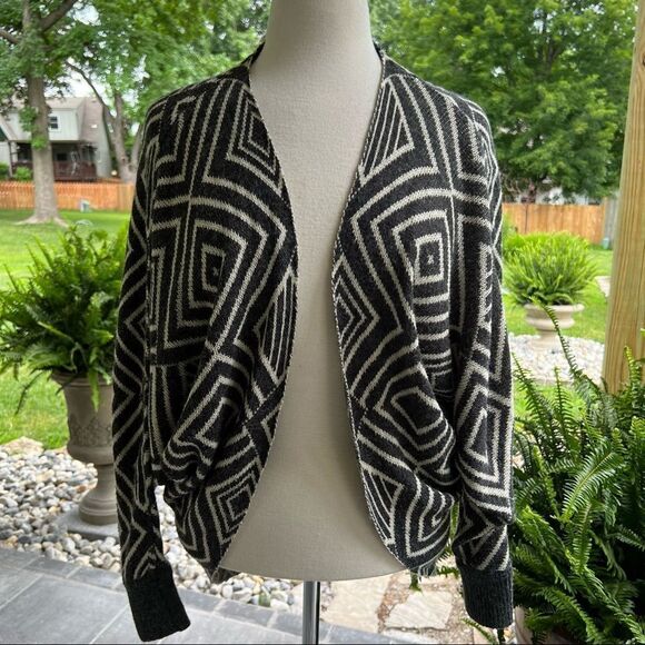 Black & White Cardigan SweaterWrap with Wings Sleeves size Medium - Picture 8 of 15
